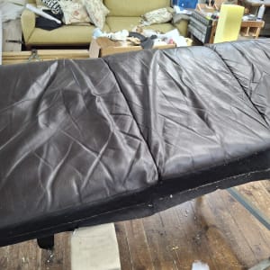 כריות עור חומות על שולחן עבודה עם ריפוד