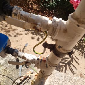 צינורות וחיבורים עם חלודה בחוץ