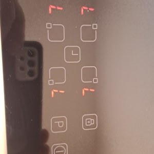 לוח בקרה עם כפתורים ותצוגה דיגיטלית אדומה