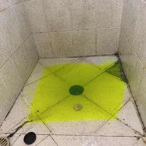 נזילה במקלחת עם צבע זוהר לזיהוי דליפות