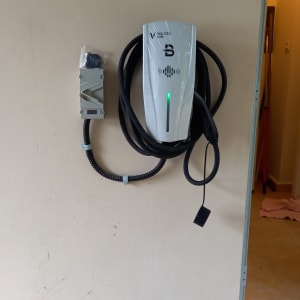 מטען לרכב חשמלי מותקן על קיר