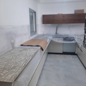 מטבח בשיפוץ עם אריחים וכלי עבודה