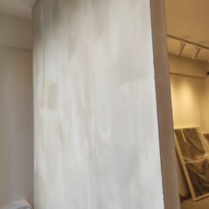 קיר צבוע בלבן עם סימני מריחה