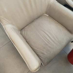 כיסא עור עם כתמים ולכלוך על המושב והמשענת