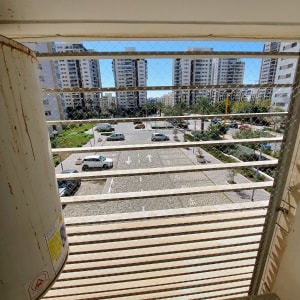 רשת מתכת על חלון למניעת כניסת יונים