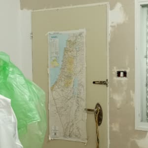 קיר עם תיקוני צבע וטיח ליד דלת