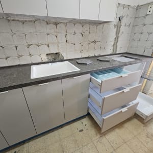 מטבח בבנייה עם ארונות וכיור