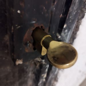 מנעול דלת מתכת עם ידית זהב