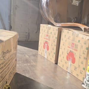 ארגזים ופריטים עטופים בהובלה