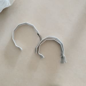 שני רצועות בד קרועות על הרצפה