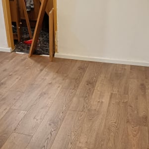 רצפת פרקט עץ חום בחדר פנימי