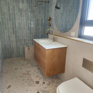 חדר אמבטיה עם כיור, מראה ומקלחת
