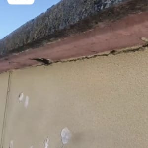 קיר עם סדקים ותיקונים, כלי עבודה בשימוש