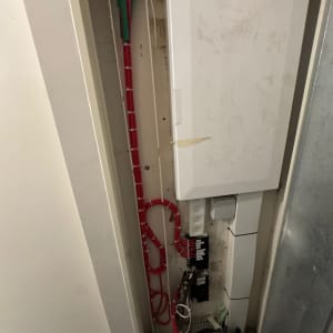 ארון תקשורת עם כבלים אדומים וירוקים