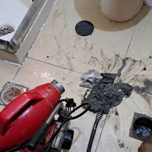 כלים לעבודה בצנרת ליד אסלה ומקלחת