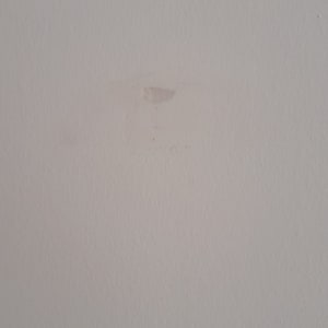 קיר עם סימן תיקון קטן