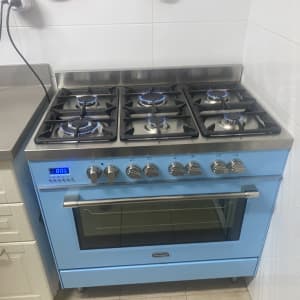 תנור גז כחול עם חמישה מבערים דולקים