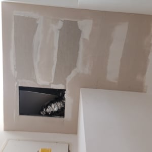 תיקון גבס בתקרה עם פתח אוורור חשוף