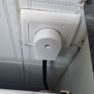 שקע חשמלי עם תקע מחובר לקיר