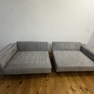 שתי ספות אפורות על רצפת עץ