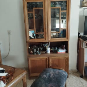 ארון עץ עם חפצים שונים על מדפים