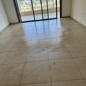 רצפה מבריקה ונקייה עם אריחים גדולים