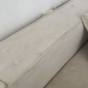 ספה מלוכלכת לפני ניקוי