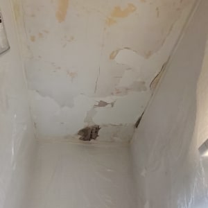 תקרה עם קילופי צבע ונזקי רטיבות