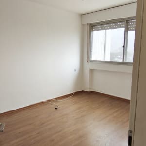 חדר ריק עם רצפת עץ וקירות צבועים בלבן