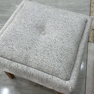 שרפרף מרופד בבד אפור עם דוגמה