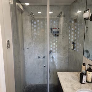 דלת זכוכית למקלחת עם ידית מתכת