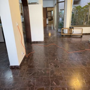 רצפה נקייה עם כבל חשמלי כתום