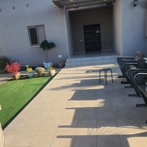 חצר עם דשא סינתטי וכיסאות, לא קשור לשמאות מקרקעין