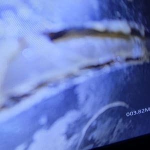 תצוגת מסך של מצלמה עם סדק בצינור