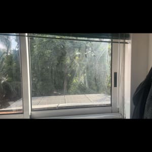 חלון זכוכית עם סימני לכלוך וטביעות אצבעות