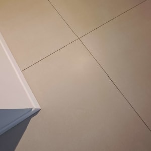 רצפה נקייה עם אריחים בהירים