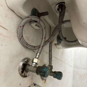 צינורות מתכת וחיבורים מתחת לכיור