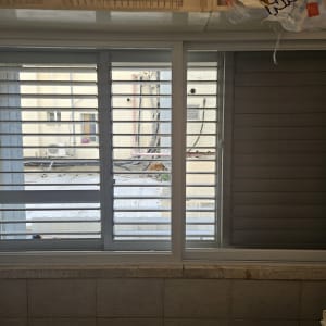 חלון אלומיניום עם תריסים במטבח