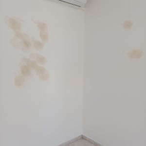 קיר עם תיקוני צבע ומזגן מותקן