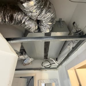 מערכת מיזוג אוויר עם צינורות בידוד בתקרה