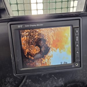 מסך תצוגה עם תמונה של פנים צינור