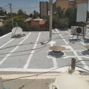 גג אטום עם קווים לבנים לאיטום