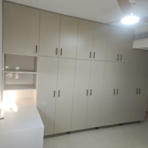 ארון קיר גדול עם דלתות ומדפים פתוחים