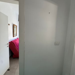 קיר עם סדק ותמונה על הקיר