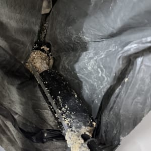 צינור עם חומר מבודד בתוך שקית שחורה