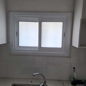חלון אלומיניום מעל כיור במטבח
