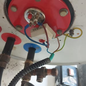 חיבורים וצינורות בדוד שמש עם חוטי חשמל