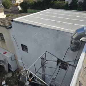 גג אטום עם שכבות איטום לבנות ואפורות