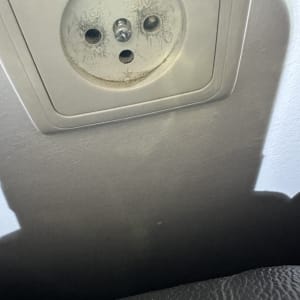 שקע חשמל עם סימני בלאי וכתמים