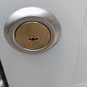 מנעול עגול בדלת מתכת אפורה